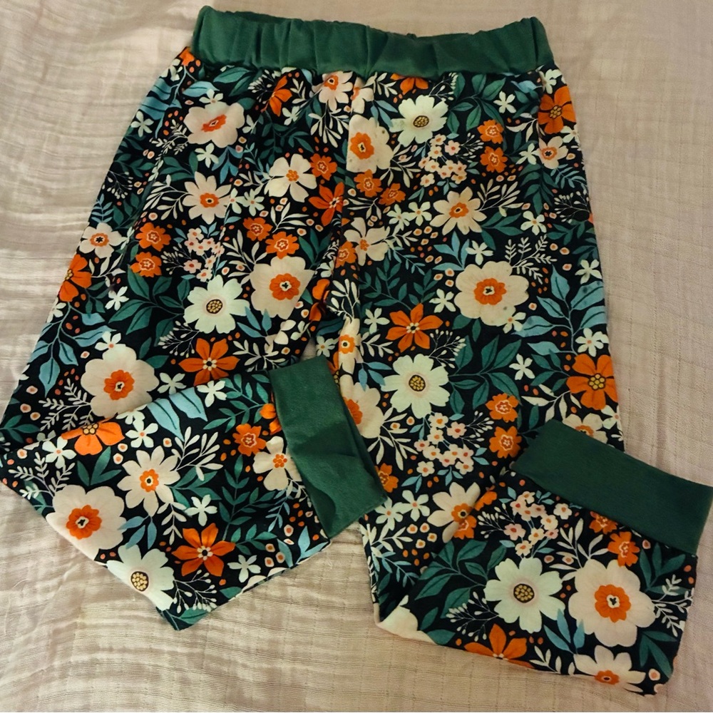 SHEIN Kids Pajama Bottoms with Orange and Green Floral Design